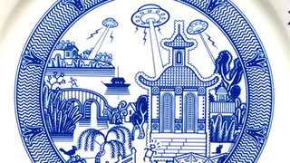 Sci-fi Chinese porcelain plates show giant robots and alien invasions